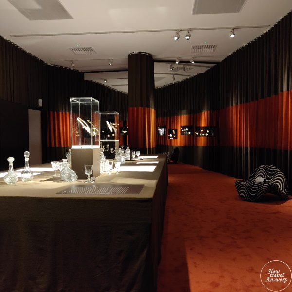 The Jeweller’s Art. Revolutionaire juwelen uit de jaren 1960 & 1970 - DIVA Antwerpen - eerste zaal overzicht The Jeweller’s Art. Revolutionaire juwelen uit de jaren 1960 & 1970 - DIVA Antwerpen - eerste zaal overzicht