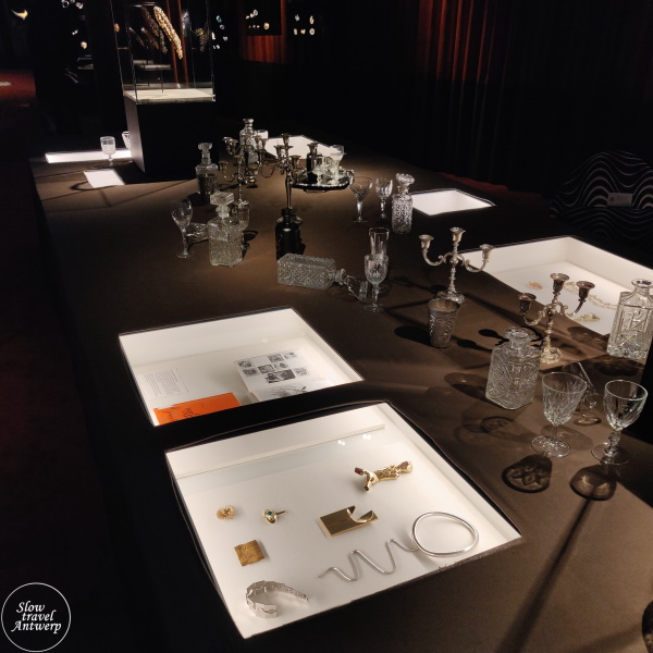 The Jeweller’s Art. Revolutionaire juwelen uit de jaren 1960 & 1970 - DIVA Antwerpen - eerste zaal detail The Jeweller’s Art. Revolutionaire juwelen uit de jaren 1960 & 1970 - DIVA Antwerpen - eerste zaal detail