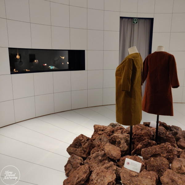 The Jeweller’s Art. Revolutionaire juwelen uit de jaren 1960 & 1970 - DIVA Antwerpen - vierde zaal jaren 70 The Jeweller’s Art. Revolutionaire juwelen uit de jaren 1960 & 1970 - DIVA Antwerpen - vierde zaal jaren 70